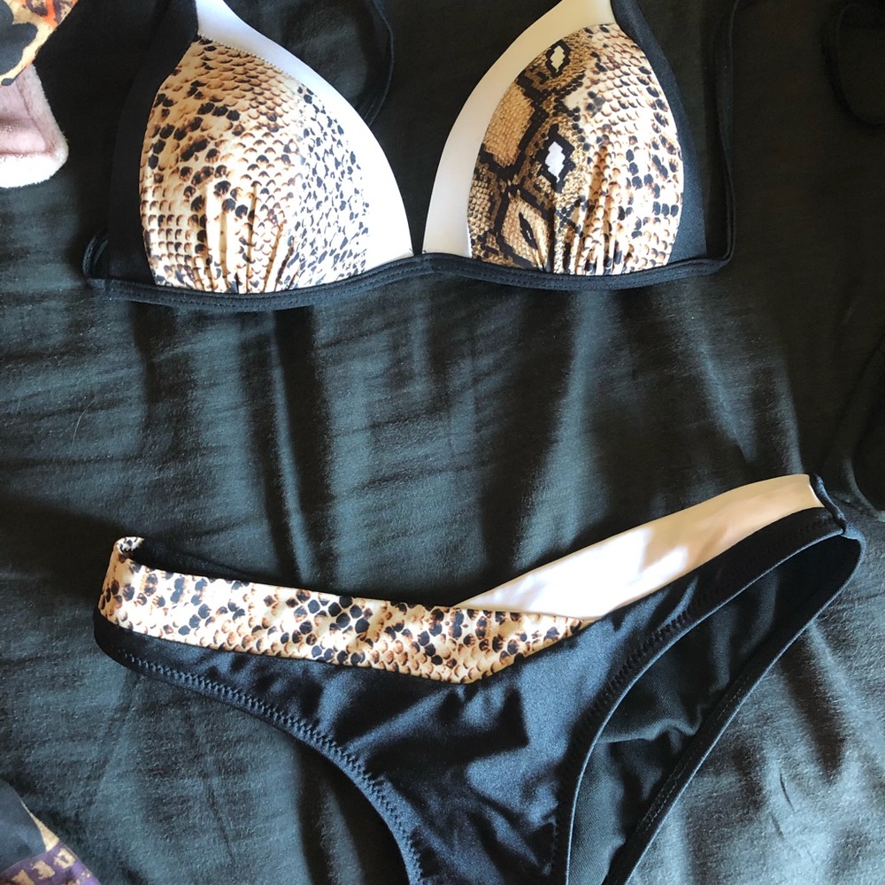 Snakeskin bikini - Picture 2 of 3